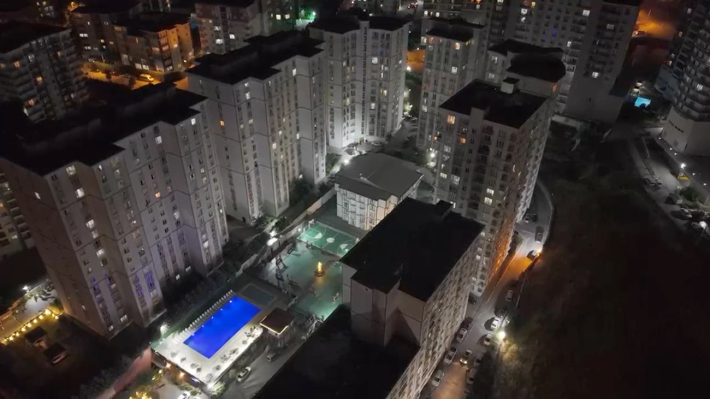 Hill İstanbul — teslim edilmiş sitenin gece drone çekimi